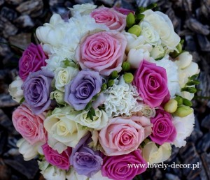 bukiet ślubny z kwiatów mieszanych biel róż fiolet (1) 